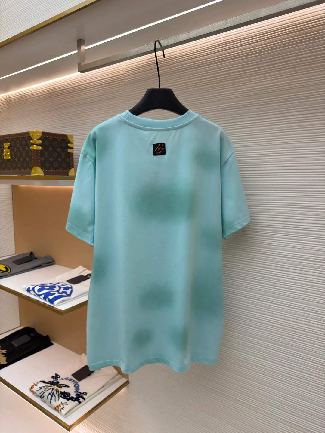 LOUIS VUITTON tie-dye printed cotton T-shirt ●Original version: Purchased and developed for 8500 ●Item number: 1682282-A15 ●Fabric: cotton fabric ●Technology: tie-dye printing production ●Color: blue ●Version: fitted version ●Weight: about 300 grams ●Size: S-M-L-XL ●Description: This Louis Vuitton letter-printed short-sleeved T-shirt is made of high-count combed cotton fabric. It has been treated with pre-washing water to achieve a soft and skin-friendly touch while avoiding shrinkage and deformation after wearing. The body of the shirt has a fresh mint green tone. The color is dyed through an environmentally friendly reactive dyeing process. It has high color fastness and is not easy to fade after being washed for a long time. The front letter printing uses imported glue screen printing technology and is completed in multiple overprints. The edges of the fonts are clear and textured, forming a natural concave and convex contrast with the fabric. The body is cut into a loose off-shoulder version, and the shoulder seams are embedded with a clipping process. The lines are smooth and have no irritation on the skin. The neckline is equipped with a double-needle ribbed hemming design, which is durable and not easy to loosen. Every stitch strictly follows the brand's craftsmanship standards. The details highlight the rigor and sophistication of luxury product production. The brand's classic logo and modern craftsmanship are integrated to create a ready-to-wear effect with both texture and design. The overall wiring is straight and delicate, the fabric is comfortable and soft, and the color is consistent without color difference. It can be matched with the same style to create a fashionable look and control various occasions. Customized accessories, complete with three standards, same style for men and women!